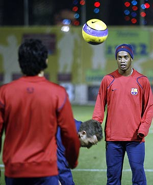 Deco y Ronaldinho tocan el baln durante su entrenamiento en solitario. (Foto: Santi Cogolludo)