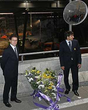 Fabio Capello junto a Ral, en la ofrenda floral en la T-4. (Foto: AP)