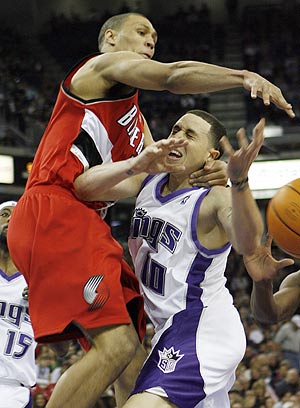 Brandon Roy frena a un jugador de los Kings. (Foto: AP)