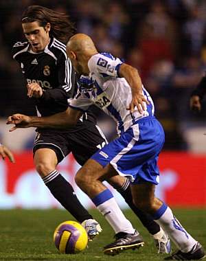 Gago, que no tuvo un buen debut, trata de escaparse de Manuel Pablo: (Foto: AFP)