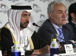 El embajador de los Emiratos en Madrid, Sultán M. Al-Qortasi Al-Noaimi, con Víctor Cordero, en la presentación de la 'Carrera de Campeones'. (Foto: EFE)