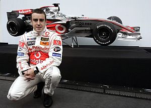 Alonso posa junto al nuevo McLaren MP4/22. (Foto: EFE)