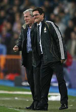 Luis Fernndez y Capello, instantes despus de un gol anulado al Real Madrid. (Foto: AFP)
