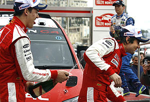 Sordo (i) baa con champn a su compaero, y vencedor de la prueba, Loeb. (Foto: REUTERS)