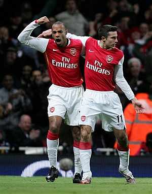 Henry y Van Persie celebran el gol del triunfo. (Foto: AP)