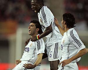Torres y Diarra felicitan a Reyes tras el gol. (Foto: AP)