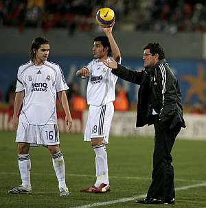 Capello da instrucciones a Gago durante el encuentro de Mallorca. (Foto: AFP)
