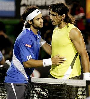 Rafa Nadal y Fernando Gonzlez se saludan en el centro de la pista. (Foto: AP)