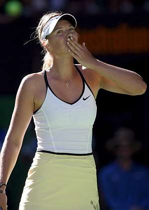 Sharapova manda un beso al pblico tras su victoria ante Clijsters. (Foto: EFE)