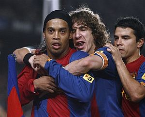 Ronaldinho, felicitado por Puyol y Saviola tras anotar de penalti. (Foto: AP)