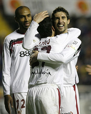 Los jugadores del Sevilla felicitan a Alfaro por su gol ante el Levante. (Foto: AFP)