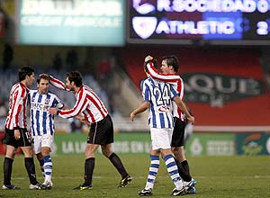 Los jugadores del Athletic consuelan a sus rivales tras el partido. (Foto: EFE)