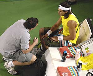 Rafa Nadal tuvo que ser atendido por el fisio durante su partido del Abierto de Australia frente a Fernando Gonzlez. (Foto: AP)