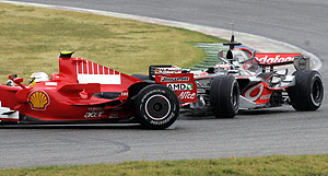 Imagen del incidente entre Alonso y Badoer. (Foto: REUTERS)