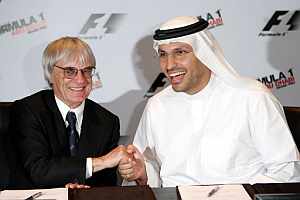 Ecclestone firma el acuerdo con el responsable del GP de Abu Dhabi. (Foto: AP)