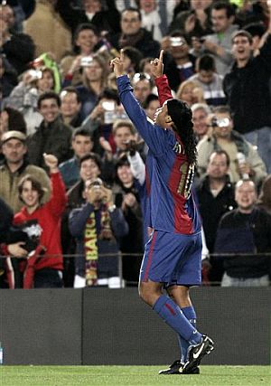 Ronaldinho celebra su segundo gol, de cabeza. (Foto: AP)
