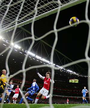 Tomas Rosicky celebra su gol ante el Wigan. (AFP)