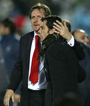 Schuster y Quique se saludan al termino del partido. (Foto: AFP)