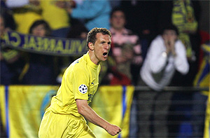 Arruabarrena celebra un gol en un partido del Villarreal. (Foto: REUTERS)