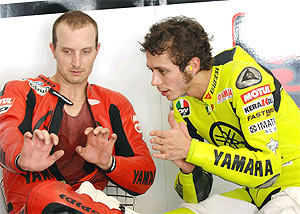 Edwards (i) y Rossi intercambian sensaciones sobre la Yamaha. (Foto: YAMAHA)