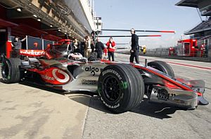Alonso sale en su monoplaza de los 'boxes' durante la jornada de entrenamientos. (Foto: EFE)