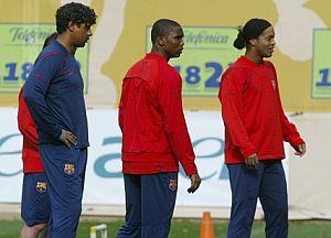De izda. a dcha.: Rijkaard, Eto'o y Ronaldinho. (Foto: EFE)