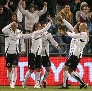Los jugadores del Zaragoza celebran su gol. (Foto: EFE)
