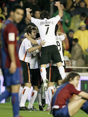 Los jugadores del Valencia Albelda (i), Villa (c) y Morientes celebran el segundo gol de su equipo, marcado por Silva. (Foto: EFE)
