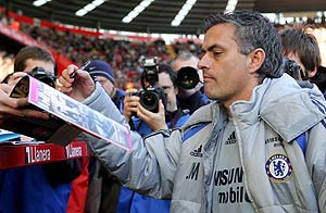 Mourinho, firmando autgrafos durante un partido. (Foto: AFP)