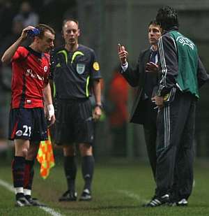 El entranado del Lille, Claude Puel, amenaz al rbitro con retirar a sus jugadores del campo tras el gol de falta de Giggs. (Foto: AP)