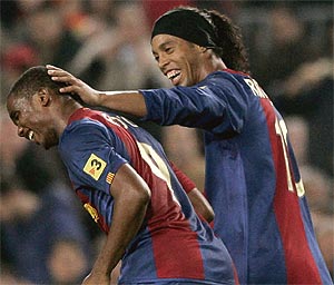 Ronaldinho felicita a Eto'o tras el gol del cameruns. (Foto: REUTERS)