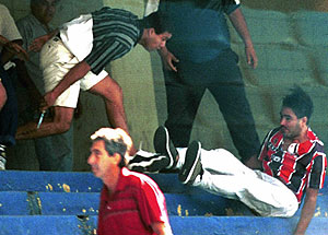 Los hinchas violentos de Boca han protagonizado actos brutales de violencia, como el ocurrido en un amistoso ante Chacarita en 1999. (Foto: Reuters)