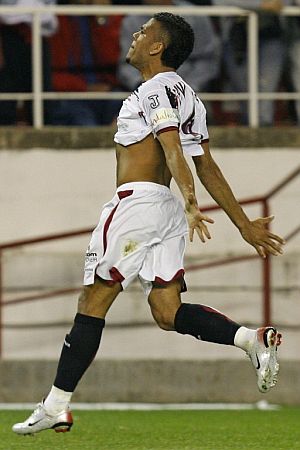 Alves celebra su gol, que supuso la victoria. (Foto: EFE)