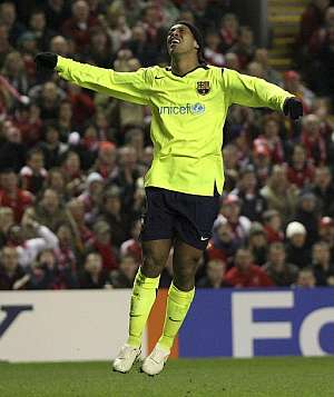 Ronaldinho se lamenta tras fallar una ocasin clara. (Foto: EFE)
