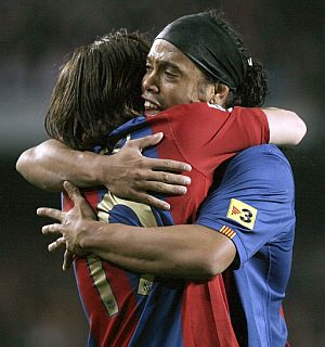 Ronaldinho abraza al hroe de la noche: Messi. (Foto: EFE)