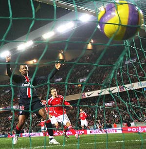 Kalou, del PSG, celebra un gol ante el Benfica en el partido de ida. (Foto: AFP)