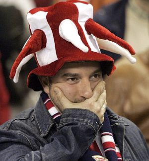 Un aficionado del Athletic refleja la tristeza de su equipo. (Foto: EFE)