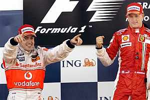 Alonso y Raikkonen. (Foto: AP)