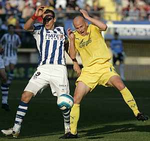 Kovacevic y Cygan luchan por un balón. (Foto: EFE)