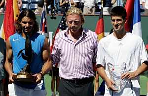 Rafa Nadal (i) junto a Boris Becker (c) y su rival en la final. (Foto: AFP)