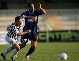 Adriano (dcha) disputa un baln con un jugador del Ascoli. (Foto: AP)