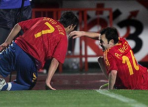 Iniesta y Villa celebran el gol espaol. (Foto: AP)