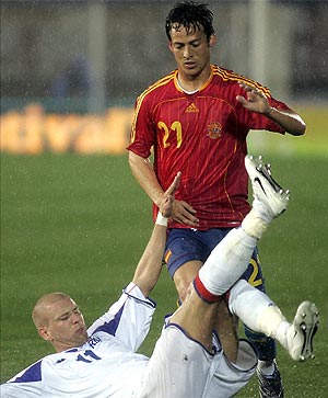 Steinsson intenta despejar a los pies de Silva. (Foto: EFE)