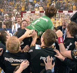 Los jugadores del Flensburg celebran su pase a la final de la Liga de Campeones (Foto: EFE)