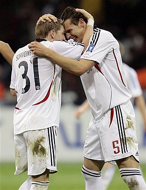 Schweinsteiger (i) celebra el empate de Van Buyten. (Foto: AP)