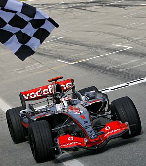 El McLaren de Alonso cruza la línea de meta. (Foto: AFP)