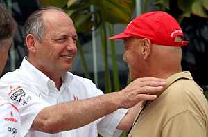 Dennis (izda.) saluda a Lauda en Sepang. (Foto: AP)