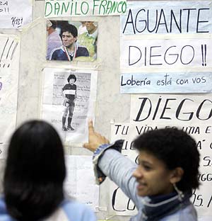 La entrada de la clnica Gemes de Buenos Aires se ha convertido en un 'santuario' de Maradona. (Foto: Reuters)