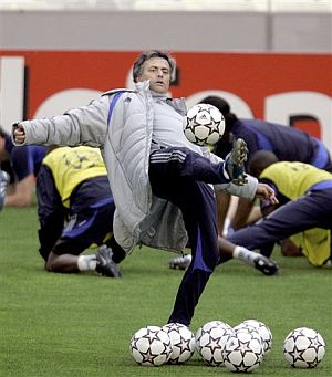 Mourinho ensea su estilo en Mestalla. (Foto: AP)