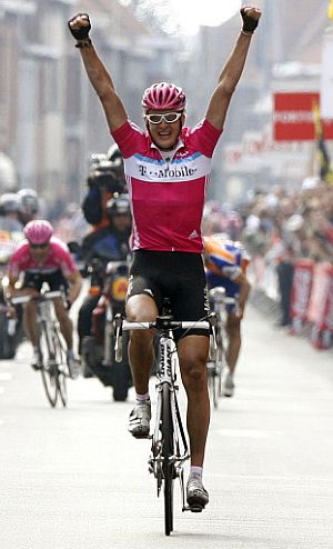 Marcus Burghardt celebra su triunfo por delante de Hammond y Freire. (Foto: AFP)